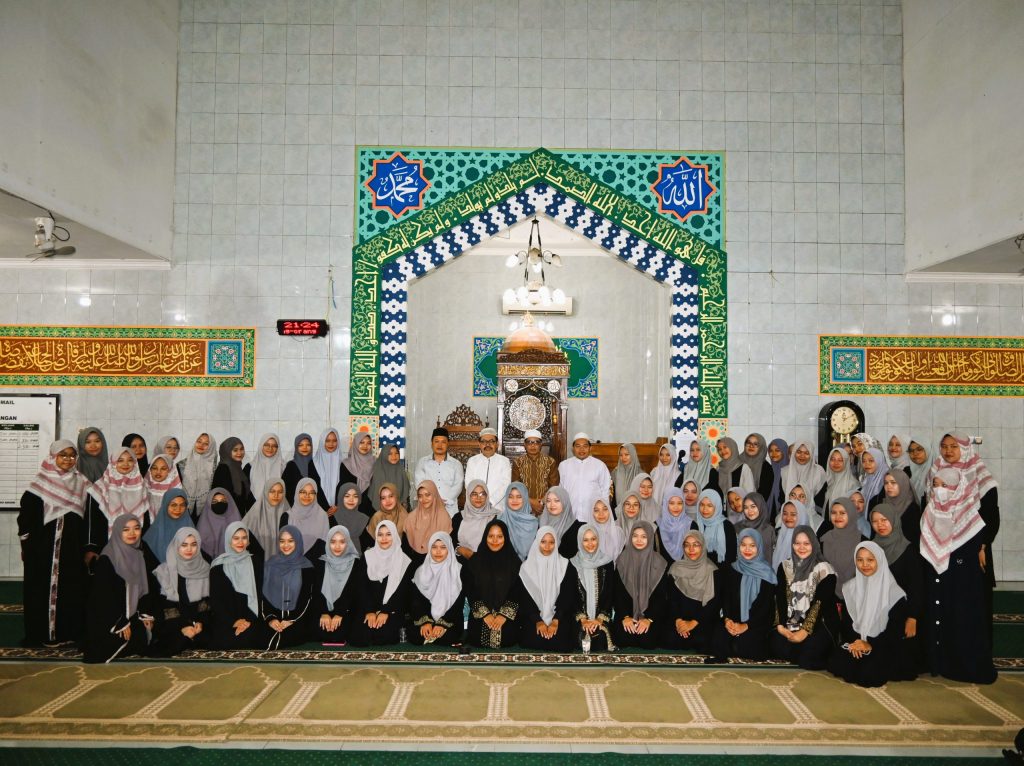 Foto bersama Rektor dengan para mahasantriwati Asrama 1 Kampus 1 Program Ma'had Tahap II 2023/2024 (Foto:Humas/Achmad Magfur)