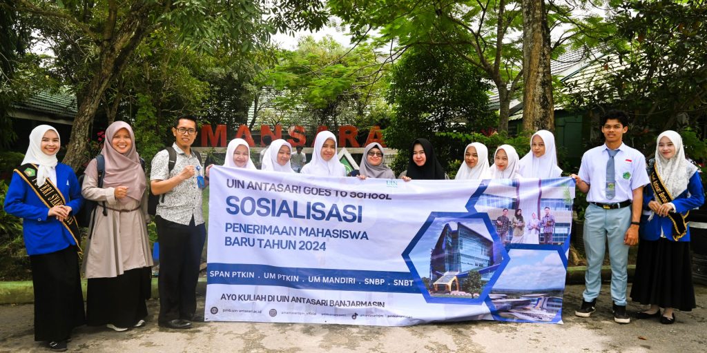 Foto bersama Tim Sosialisasi UIN Antasari dengan para siswa-siswi MAN 1 Tapin (Foto:Humas/Jamal Ripani)