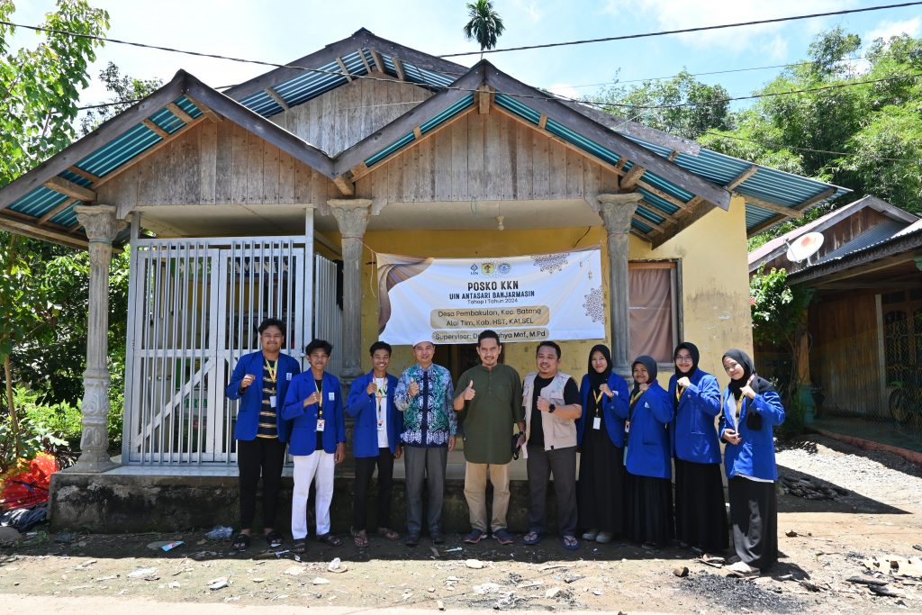 Foto bersama Wakil Rektor AUPK dengan para mahasiswa KKN Desa Pambakulan (Foto:Humas/Achmad Magfur)