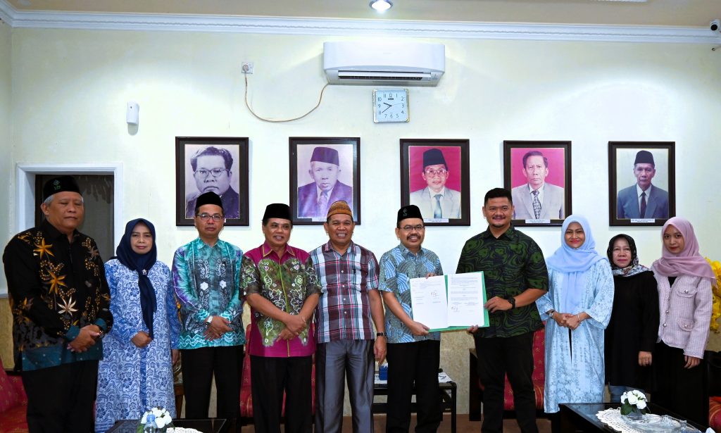 Foto bersama pimpinan UIN Antasari dengan perwakilan Biro Kesra Setdaprov Kalsel (Foto:Humas/Achmad Magfur)