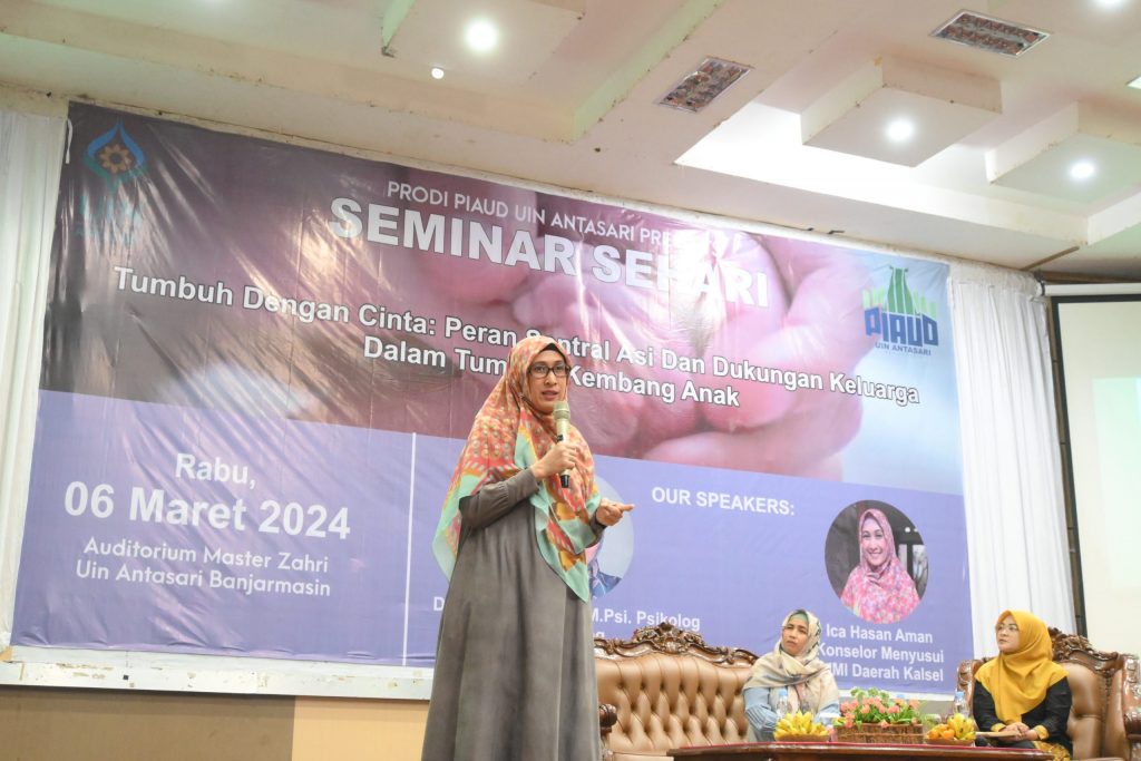 Ica Hasan Aman, seorang konselor menyusui, saat berbagi wawasan di Seminar Sehari Prodi PIAUD (Foto:Humas/Achmad Magfur)