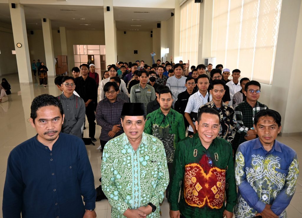 Karo AAKK UIN Antasari Drs. H. Saifi, M.Pd. saat berfoto bersama para peserta KKN Edisi Ramadan 1445 (Foto:Humas/Achmad Magfur)