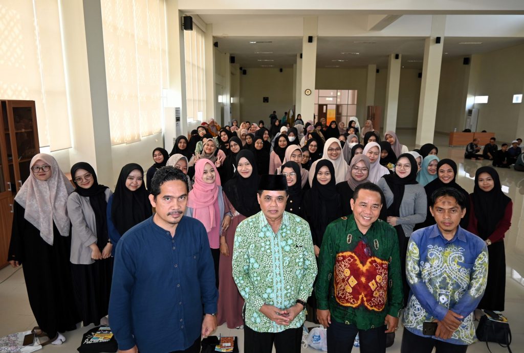 Karo AAKK UIN Antasari Drs. H. Saifi, M.Pd. saat berfoto bersama para peserta Pembekalan KKN Edisi Ramadan 1445 H (Foto:Humas/Achmad Magfur)