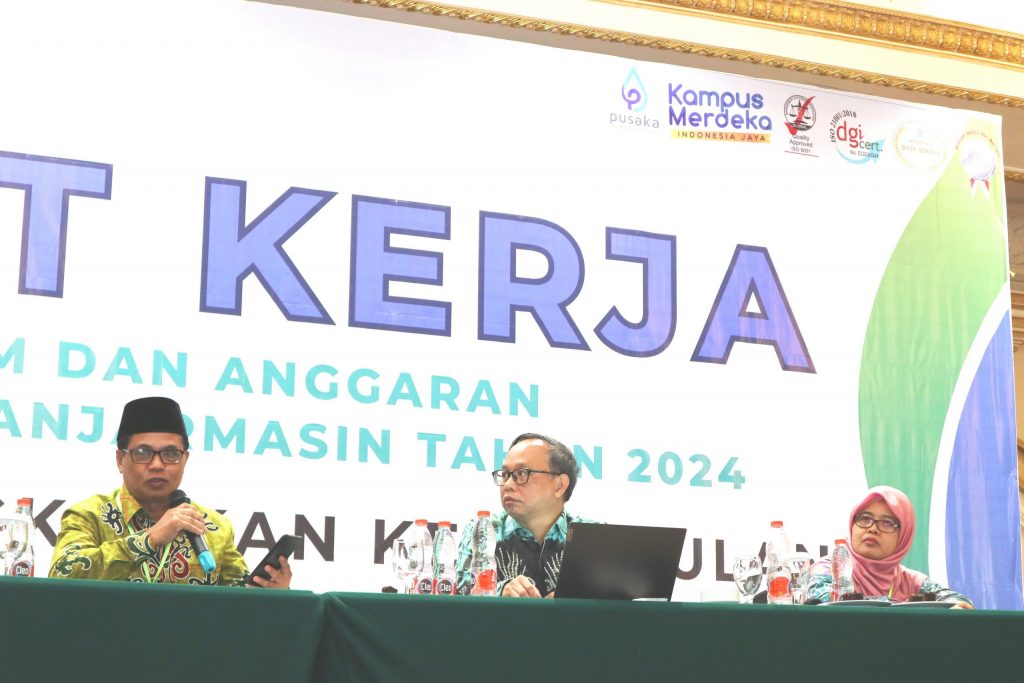 Karo AAKK UIN Antasari Drs. H. Saifi, M.Pd. saat memaparkan laporan di Raker 2024 (Foto:Humas/Achmad Magfur)