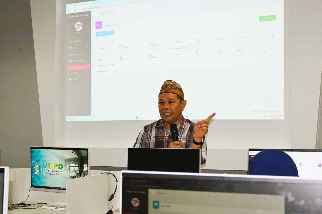 Karo AUPKK UIN Antasari Dr. H. Adnan Nota, M.A. saat memberikan arahan (Foto:Humas/Achmad Magfur)