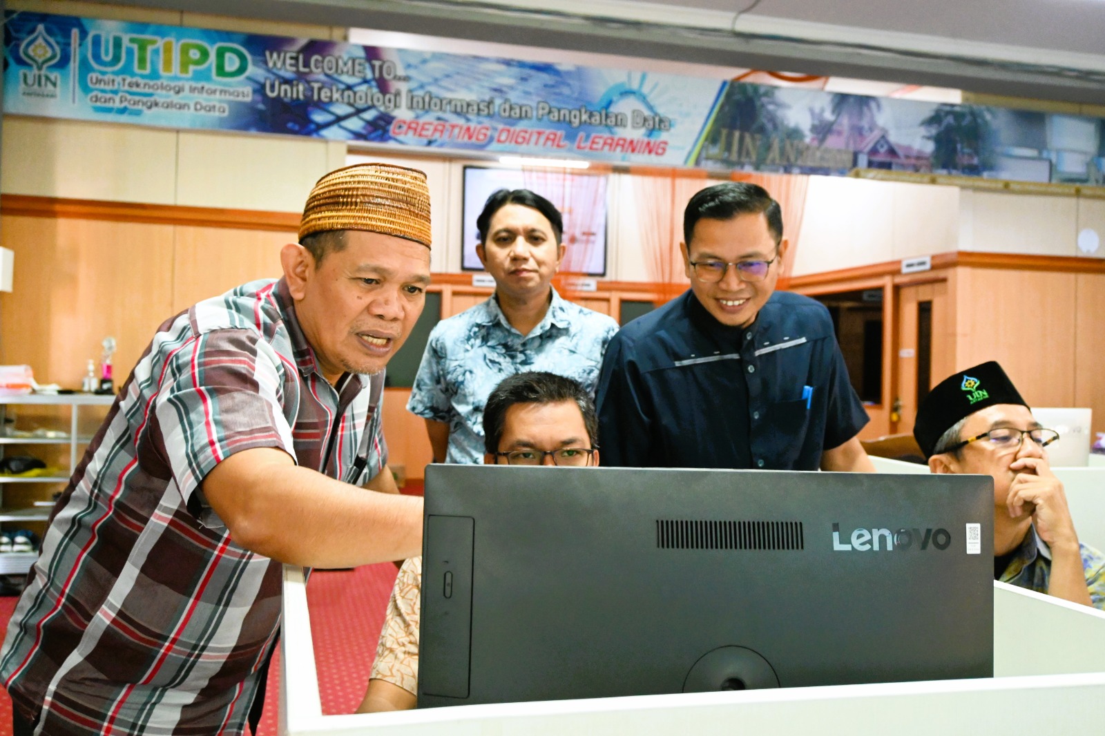 Karo AUPKK UIN Antasari Dr. H. Adnan Nota, M.A. saat memeriksa hasil simulasi Sipagu (Foto Humas Achmad Magfur) - kompres