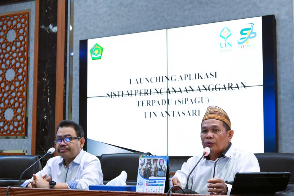 Karo AUPKK UIN Antasari Dr. H. Adnan Nota, M.A. saat menyampaikan laporan (Foto:Humas/Achmad Magfur)