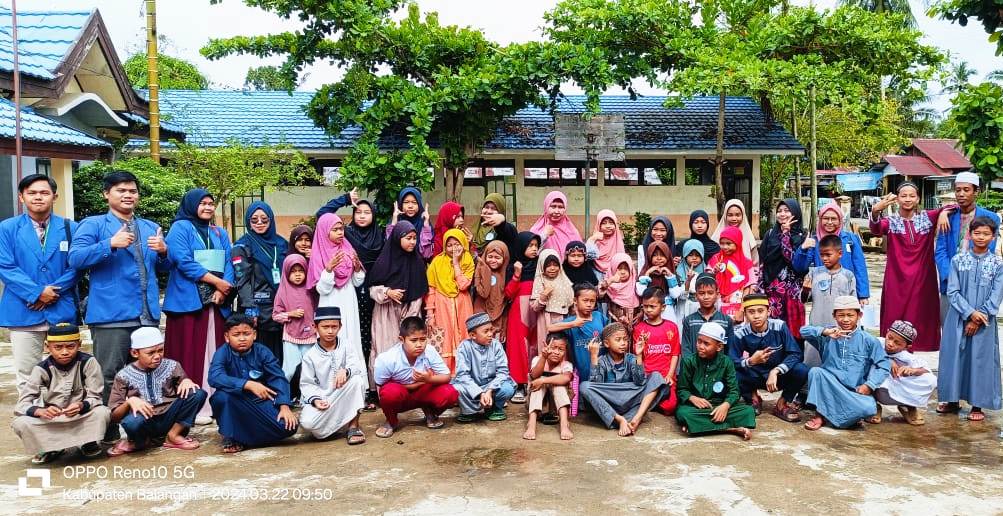 Kebersamaan para mahasiswa KKN dengan anak-anak SDN Juuh.