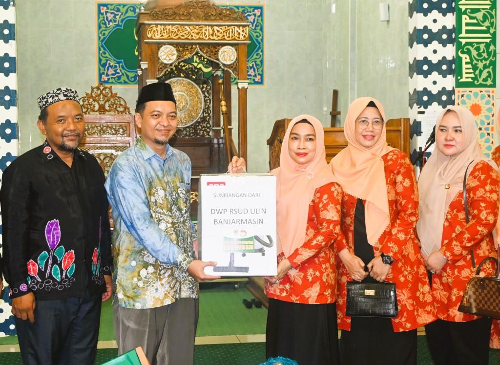 Ketua DWP UIN Antasari saat menyerahkan bantuan untuk Masjid Abdurrahman Ismail (Foto Ananda Shafira Triadi) - kompres