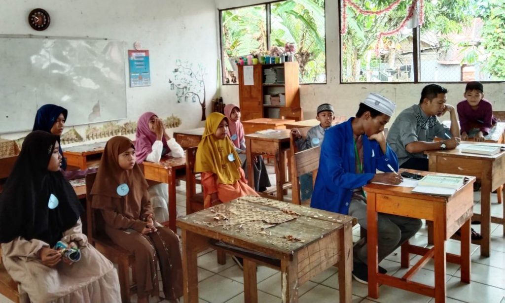 Mahasiswa KKN bersama Guru SDN Juuh sedang serius menilai perlombaan.