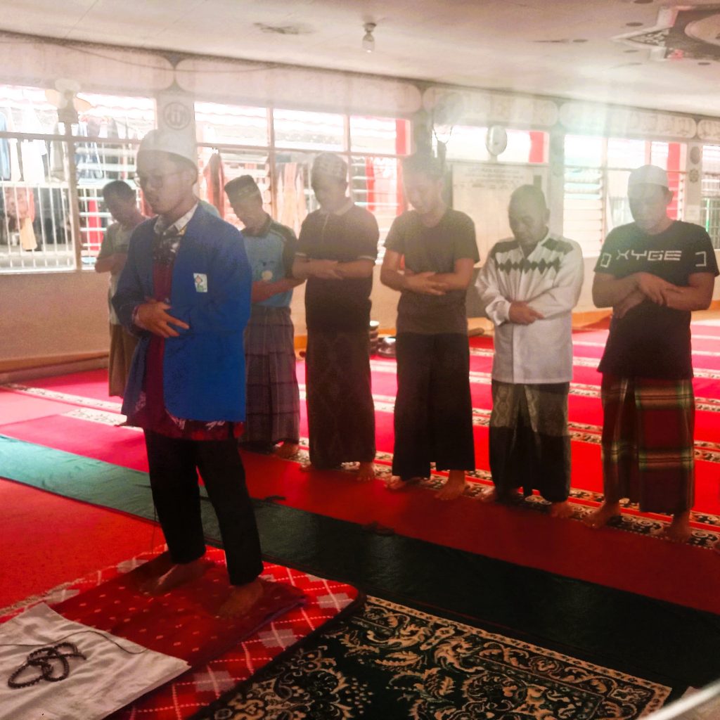 Mahasiswa UIN Antasari saat memimpin salat bersama warga binaan Rutan Tanjung.