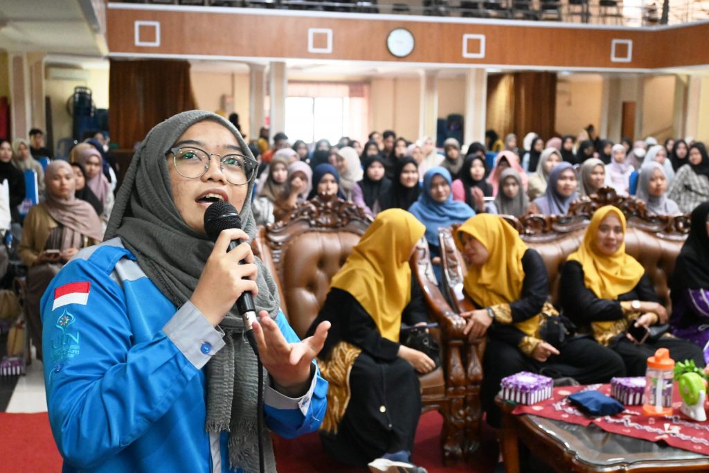 Mahasiswi UIN Antasari saat berdialog dengan narasumber (Foto:Humas/Achmad Magfur)