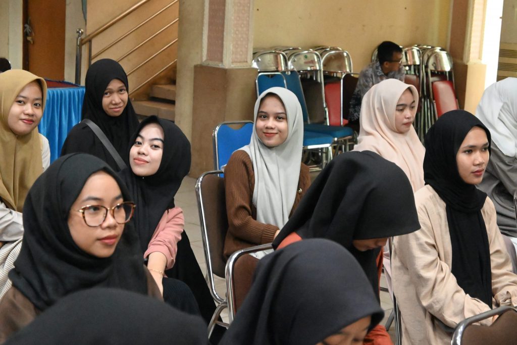 Mahasiswi UIN Antasari saat menghadiri seminar sehari PIAUD (Foto:Humas/Achmad Magfur)