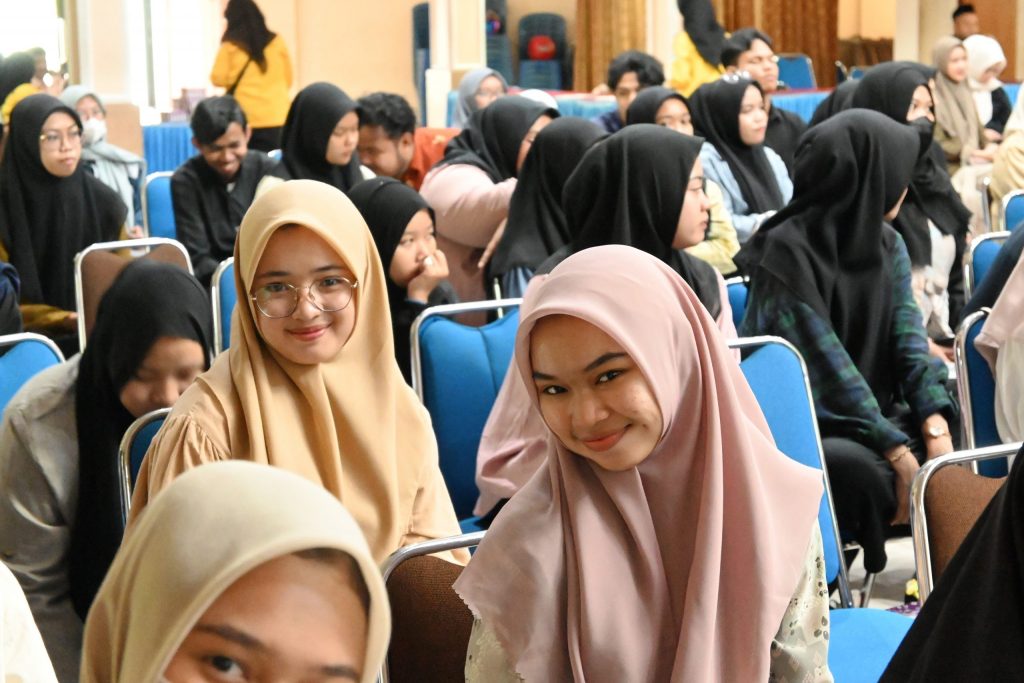 Mahasiswi UIN Antasari saat menghadiri seminar sehari Prodi PIAUD (Foto:Humas/Achmad Magfur)