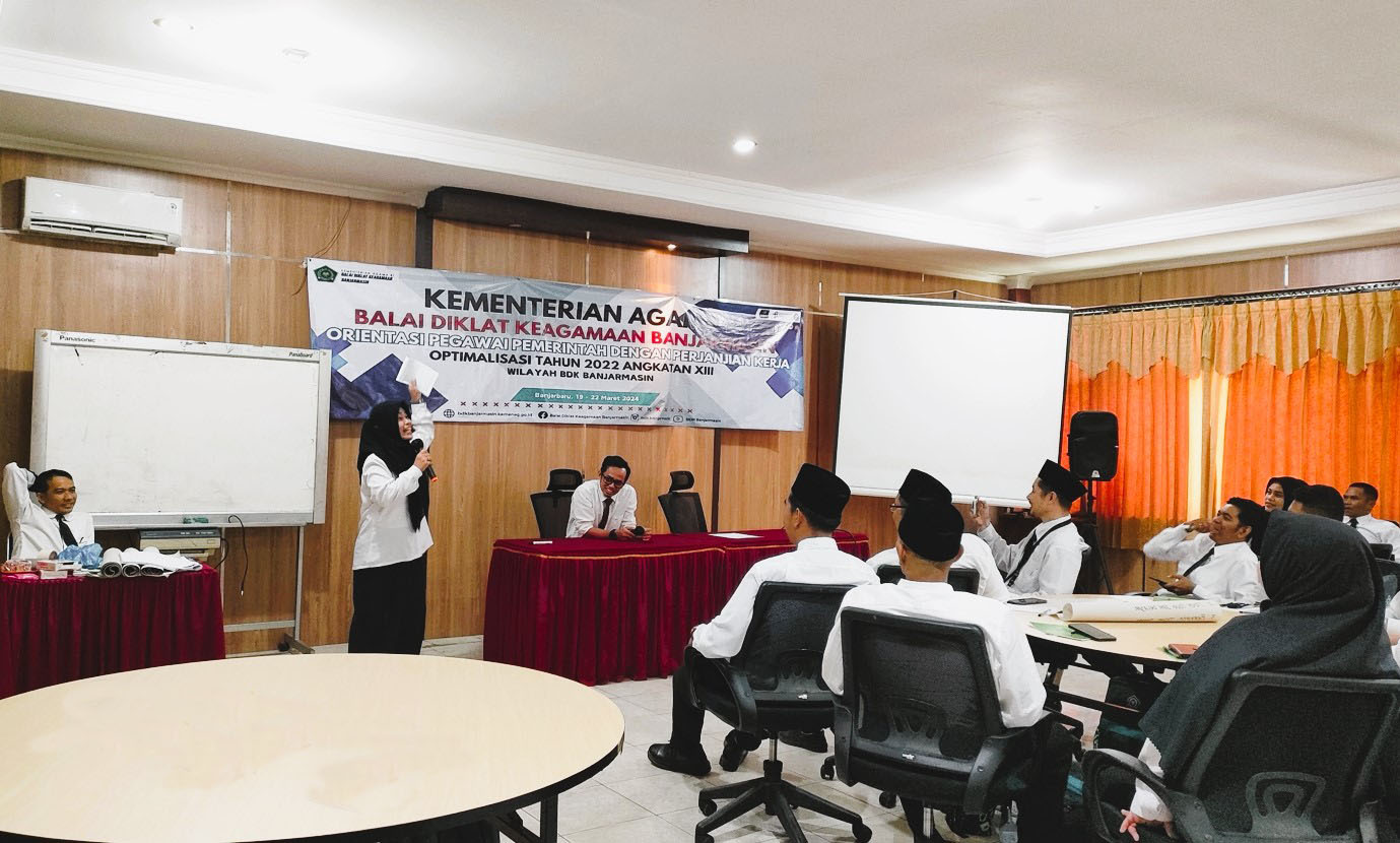 Moh. Iqbal Assyauqi, S.Pd.I., M.Pd. selaku Ketua Angkatan XIII sedang memimpin diskusi kelompok (Foto Humas Noor Hasanah)