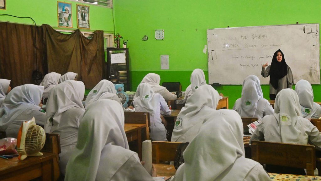 Operator UIN Antasari Nurrizky Novita Wardhani, S.Kom., M.I.Kom. saat sosialisasi di MAN 1 Tapin (Foto:Humas/Jamal Ripani)