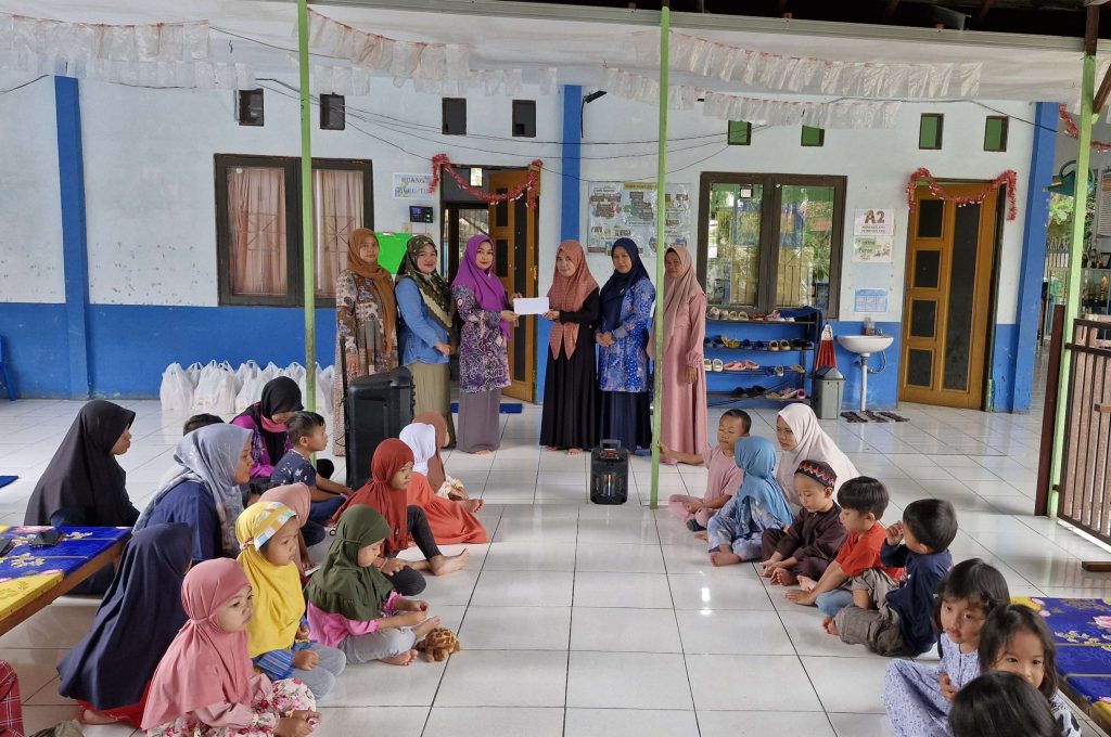 Para anak didik PAUD Terpadu Tarbiyatul Ahtfal saat menyaksikan penyerahan paket Idulfitri