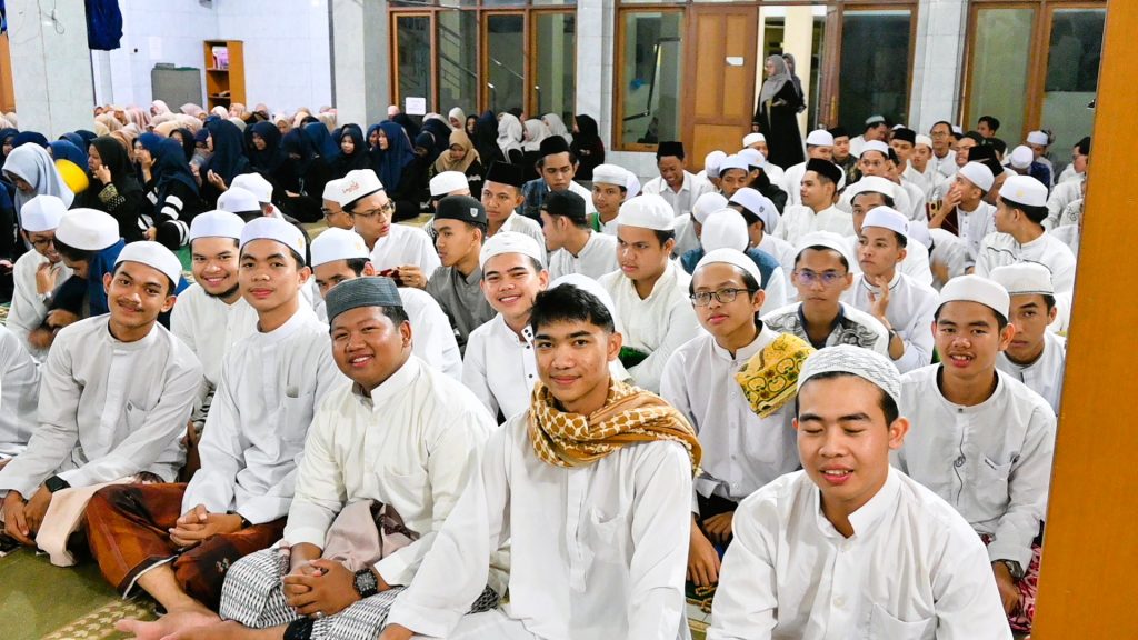 Para mahasantri Ma'had Al-Jami'ah UIN Antasari saat bersiap mengikuti acara penutupan (Foto:Humas/Achmad Maghfur)
