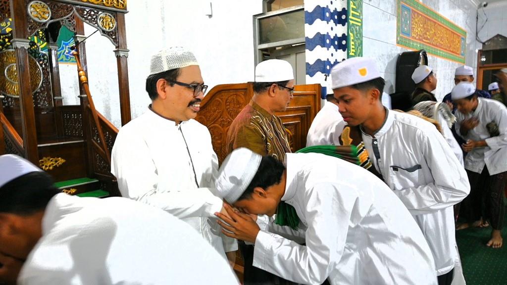 Para mahasantri saat bersalaman dengan Rektor di acara penutupan (Foto Humas Achmad Magfur)