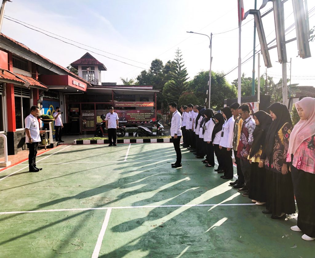 Para mahasiswa KKN UIN Antasari saat mengikuti Apel Pagi Rutan Tanjung.