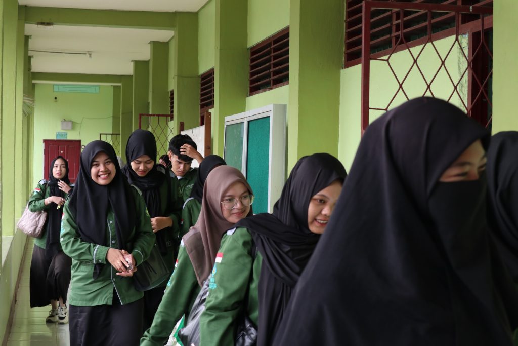 Para mahasiswa S-1 PBA berjalan di lorong lantai 2 usai mengikuti perkuliahan (Foto:Humas/Achmad Magfur)