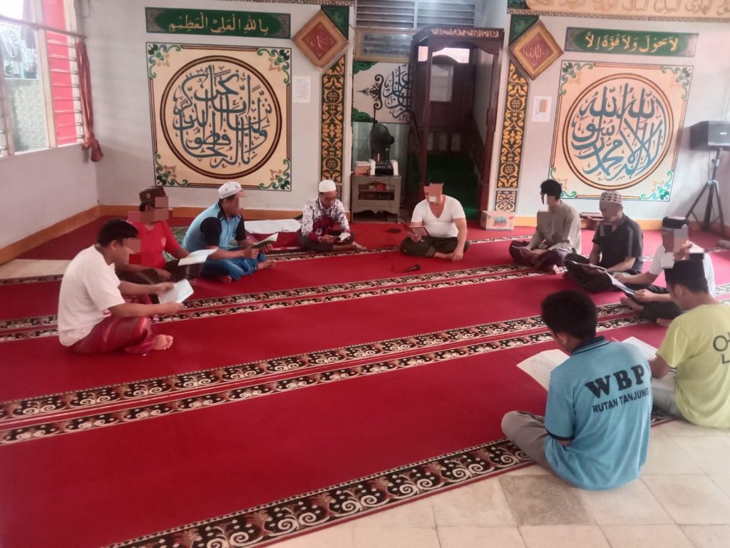 Para mahasiswa UIN Antasari saat mengajak membaca Al-Quran usai Salat Duha.