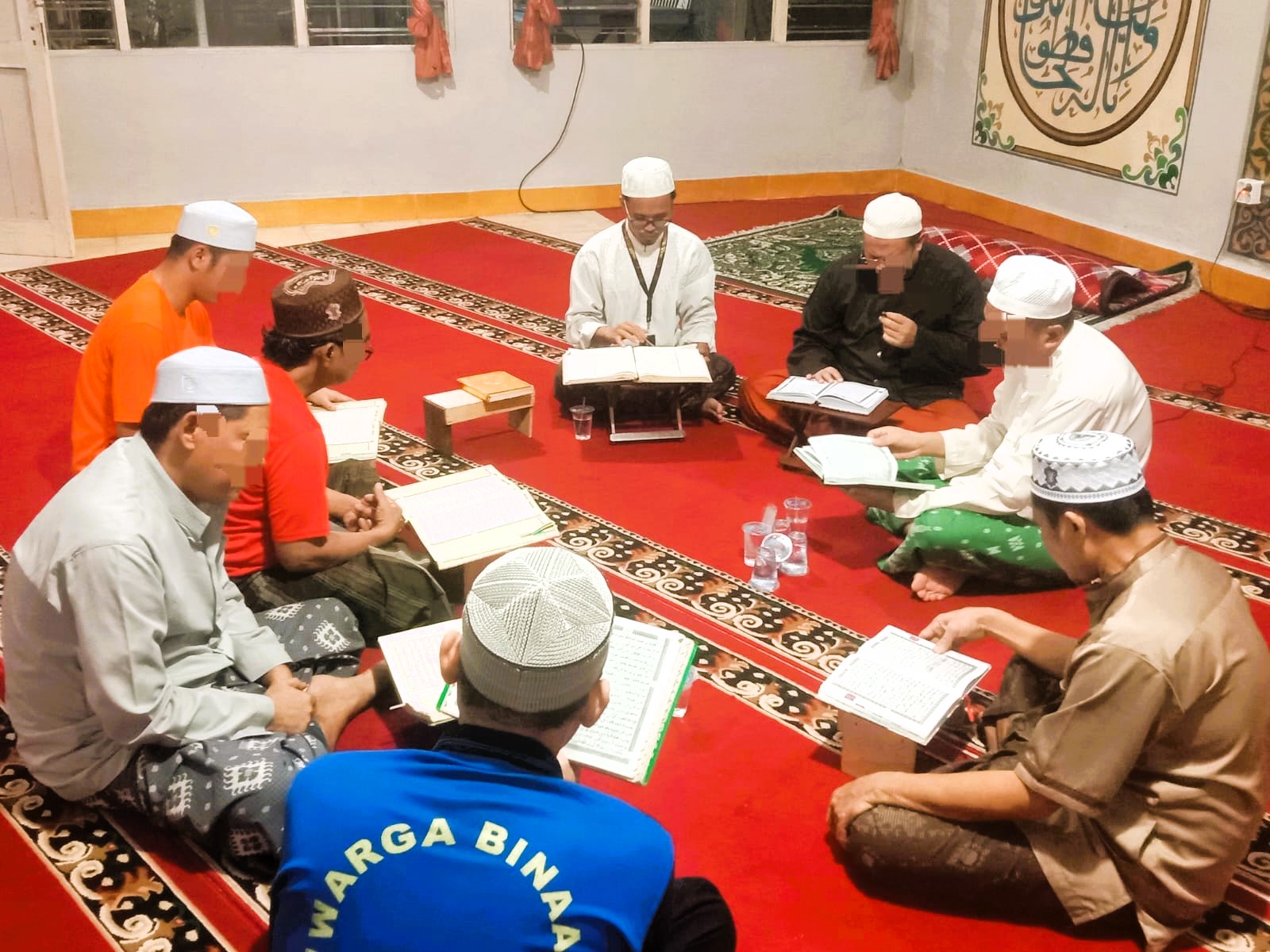 Para mahasiswa UIN Antasari saat mengajak para warga binaan tadarusan di malam Ramadan.