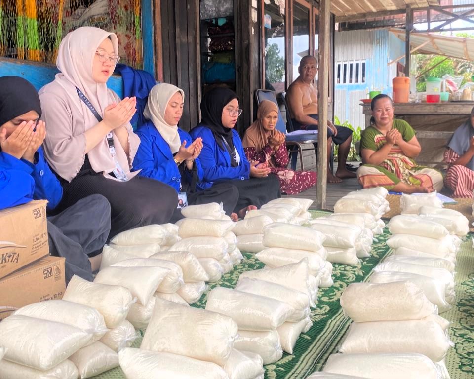 Para mahasiswi KKN UIN Antasari berdoa bersama sebelum memulai pembagian sembako.