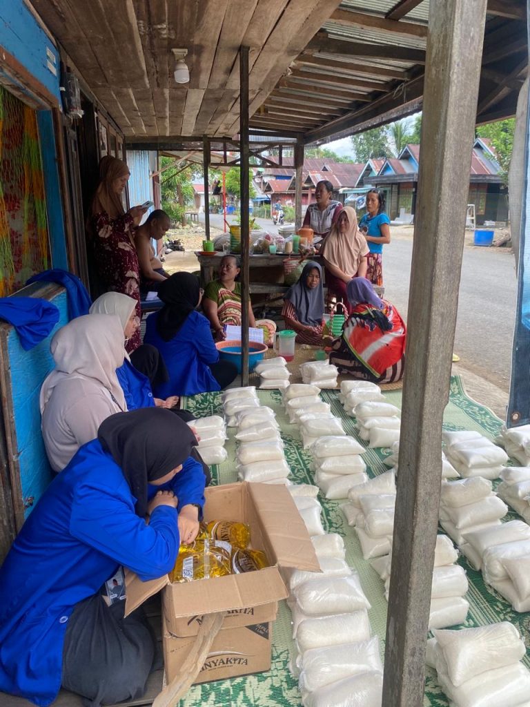 Para mahasiswi KKN UIN Antasari saat membantu pembagian sembako.