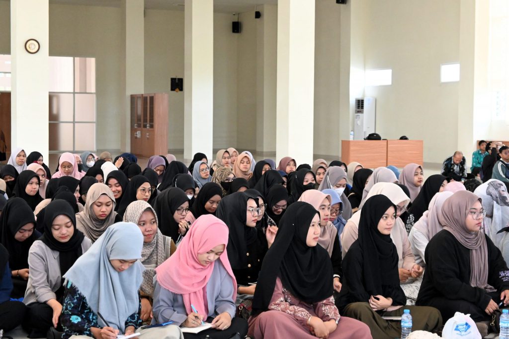 Para mahasiswi saat mengikuti pembekalan edisi Ramadan 1445 H (Foto:Humas/Achmad Magfur)