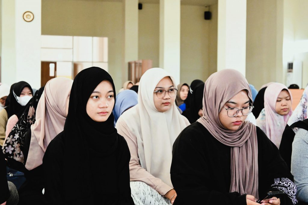 Para mahasiswi sedang mendengarkan materi pembekalan KKN Edisi Ramadan 1445 H (Foto:Humas/Achmad Magfur)