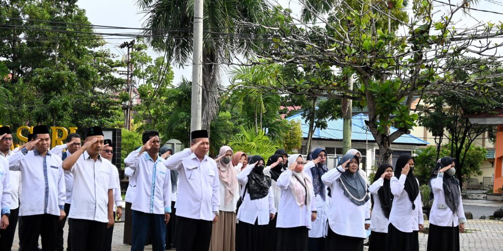 Para pegawai UIN Antasari di lingkungan Rektorat saat mengikuti Apel Mingguan (Foto:Humas/Jamal Ripani)