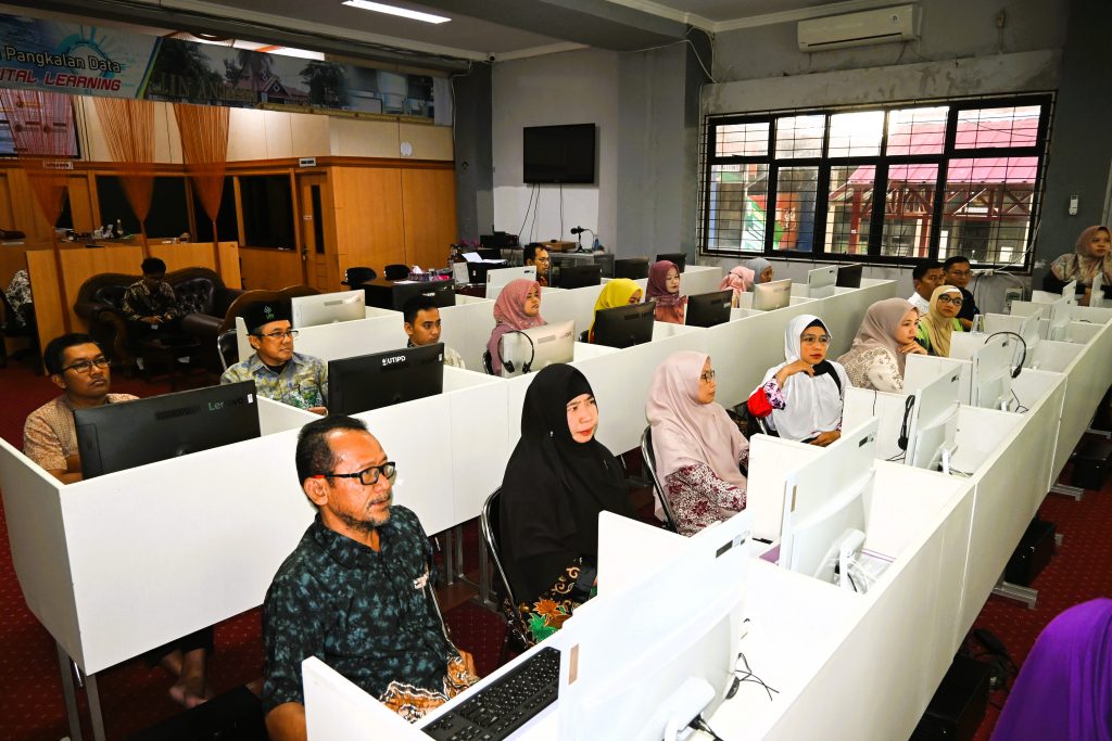 Para pengelola keuangan se-UIN Antasari saat mengikuti simulasi Sipagu (Foto:Humas/Achmad Magfur)