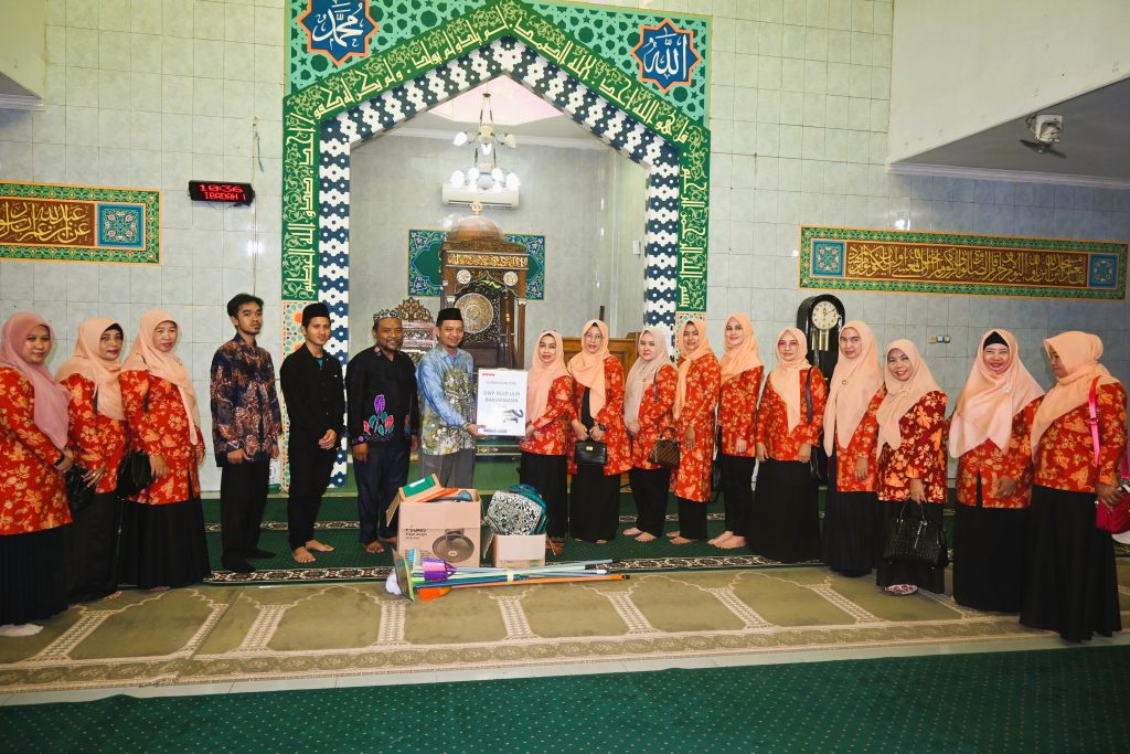 Para pengurus DWP saat hadir di penyerahan bantuan untuk Masjid Kampus 1 UIN Antasari (Foto:Ananda Shafira Triadi)