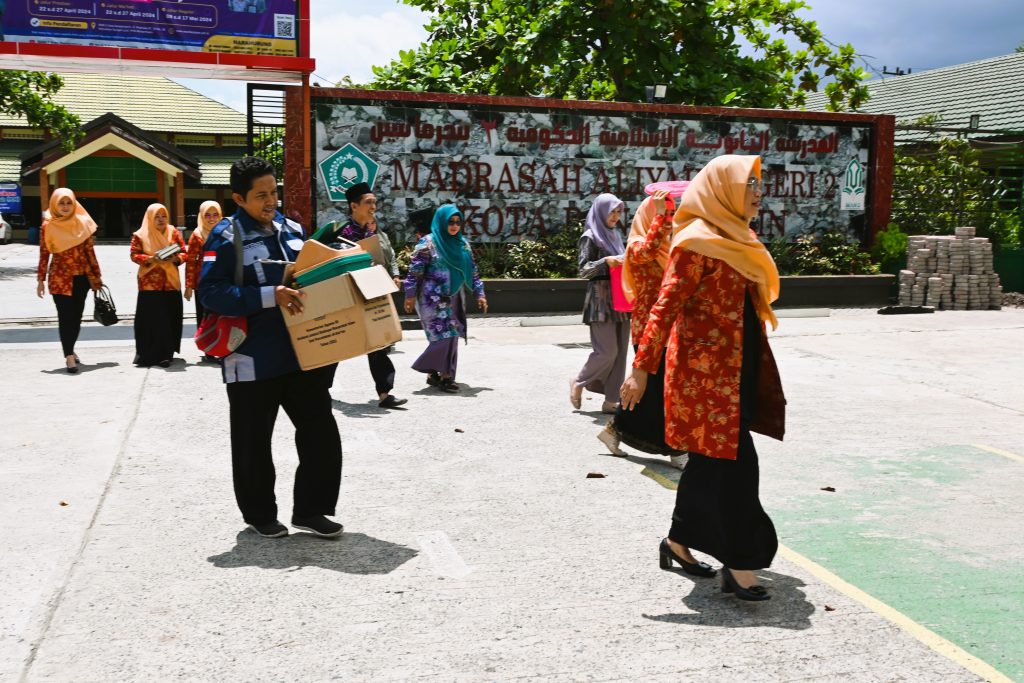 Para pengurus DWP saat tiba di MAN 2 Banjarmasin (Foto:Nadia)