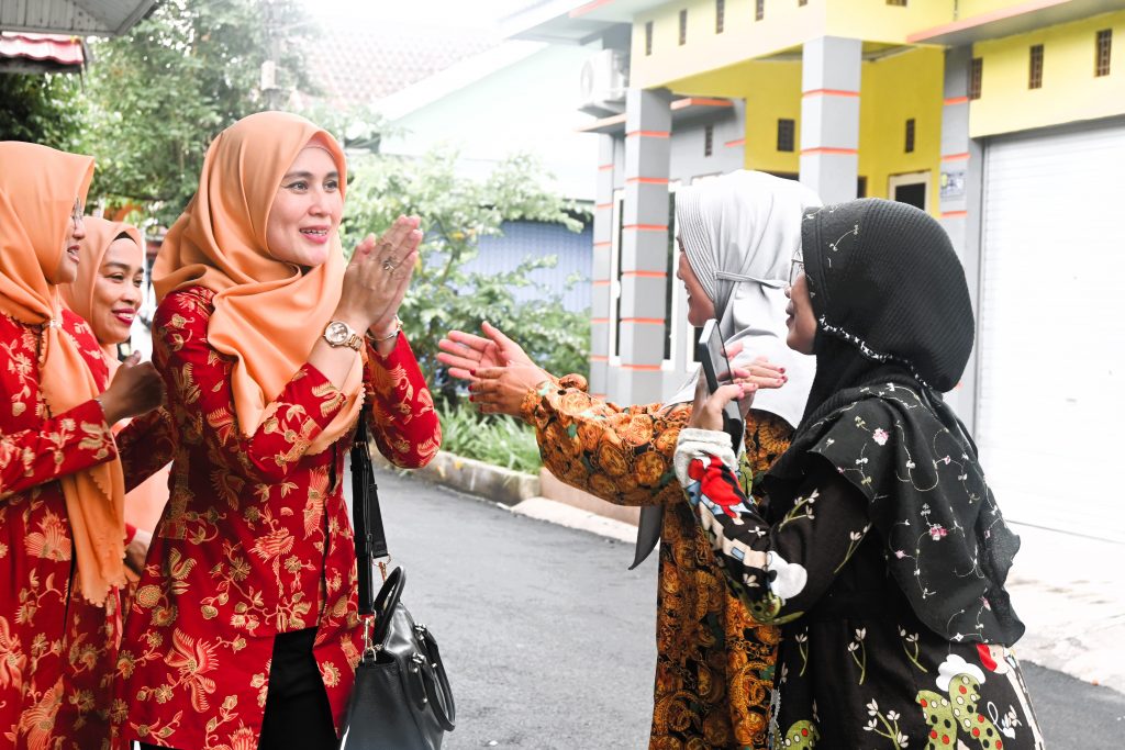 Para pengurus DWP se-Kalsel saat bersilaturahmi dengan ibu-ibu Kompleks Karya Mandiri (Foto:Ananda Shafira Triadi)