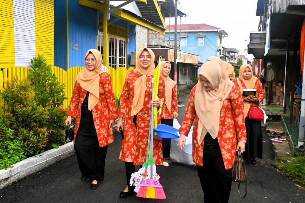 Para pengurus DWP se-Kalsel saat membawakan bantuan menuju lokasi penyerahan (Foto:Ananda Shafira Triadi)