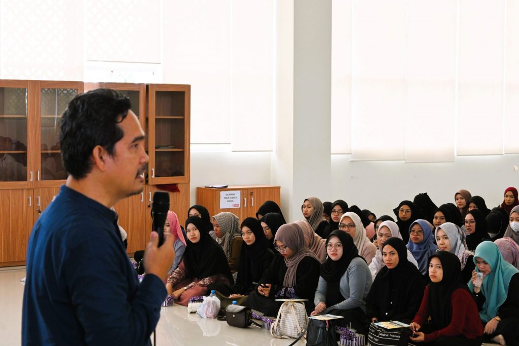 Para peserta saat mendengarkan pemaparan dari Ketua LP2M UIN Antasari Dr. Muhammad Zainal Abidin, M.Ag. (Foto:Humas/Achmad Magfur)