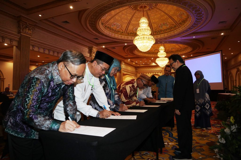 Para wakil rektor dan karo saat menandatangani Perkinn 2024 (Foto:Humas/Achmad Magfur)