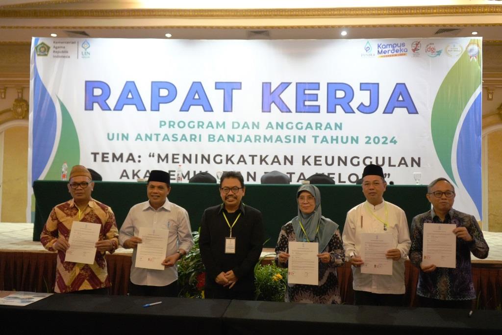 Para wakil rektor dan karo usai penandatanganan Perkin 2024 (Foto:Humas/Baiti Rahmi)