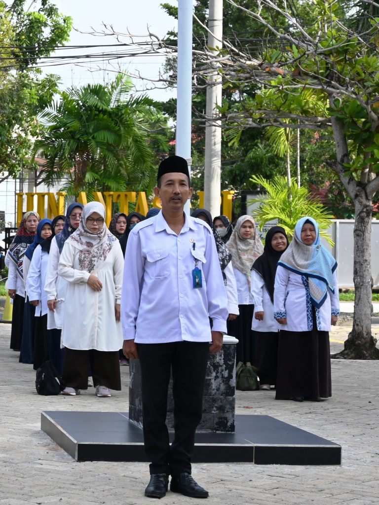 Pegawai senior Bagian Umum Hadi Rustami saat menjadi pemimpin upacara (Foto:Humas/Jamal Ripani)