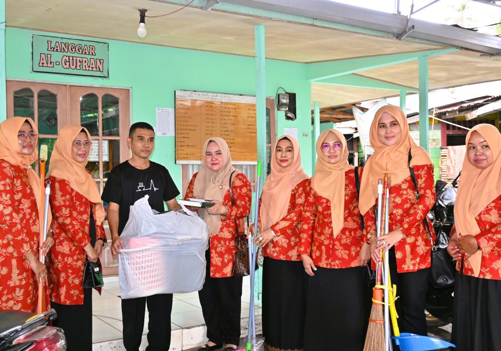 Penyerahan Bantuan DWP kepada pengurus Langgar Al-Gufran (Foto:Nadia)