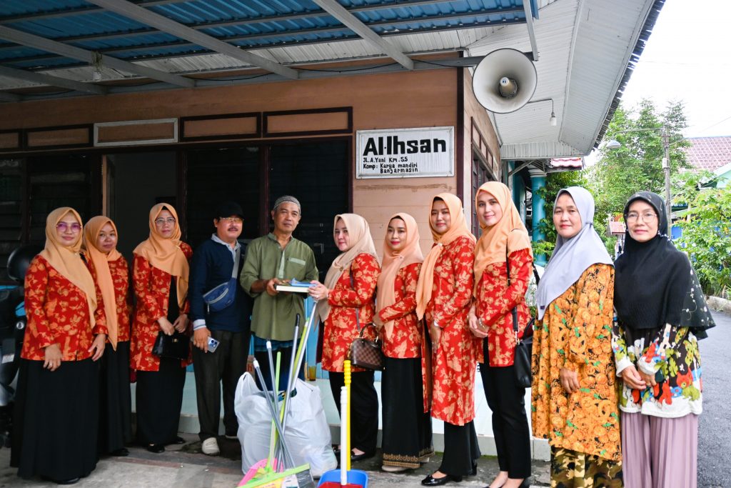 Penyerahan bantuan untuk pengurus Langgar Al-Ihsan (Foto:Nadia)