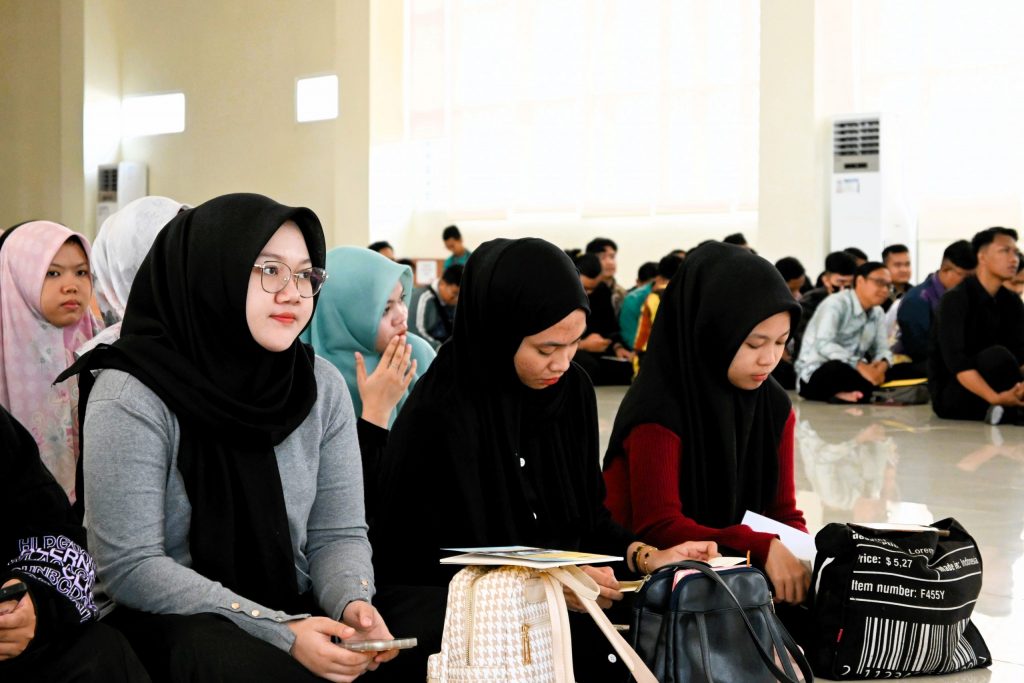 Peserta pembekalan KKN Edisi Ramadan 1445 H sedang mendengarkan materi yang disampaikan (Foto:Humas/Achmad Magfur)