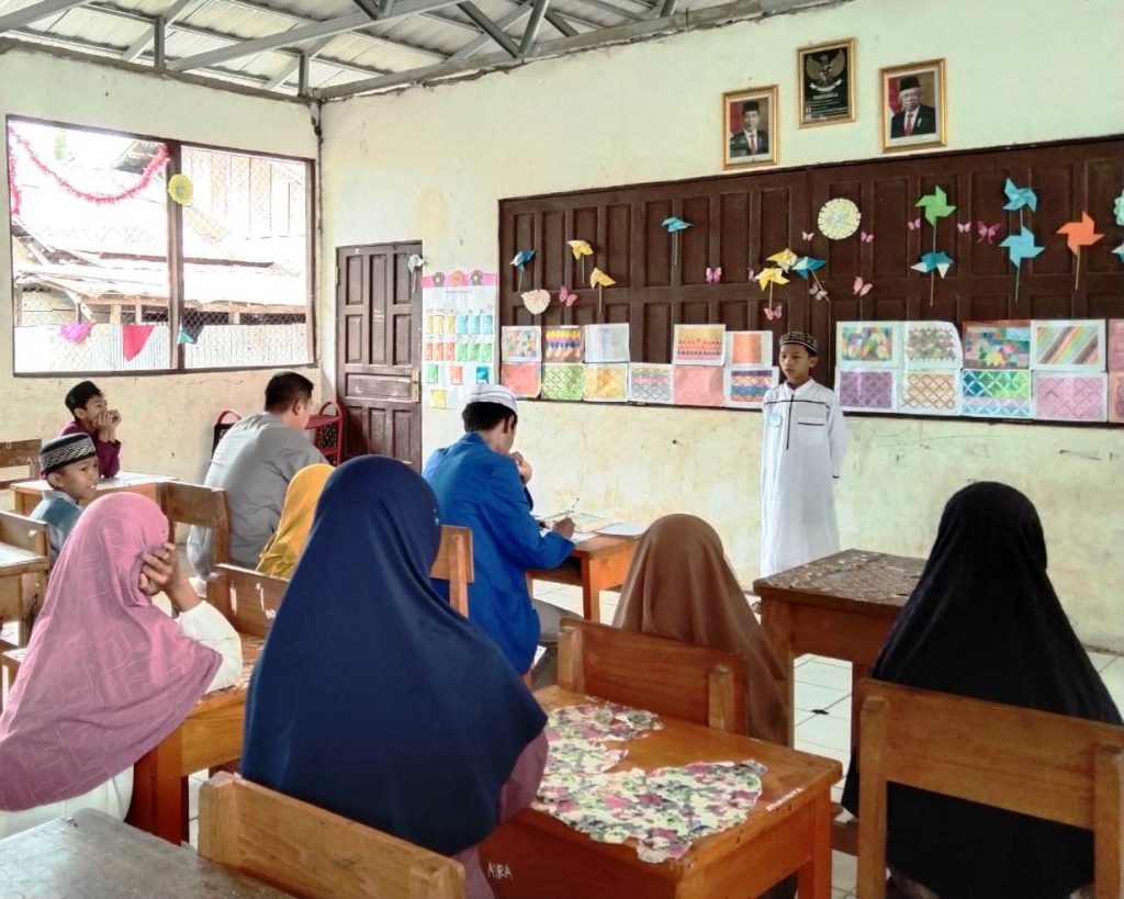 Peserta sedang mengikuti lomba hafalan surah pendek.