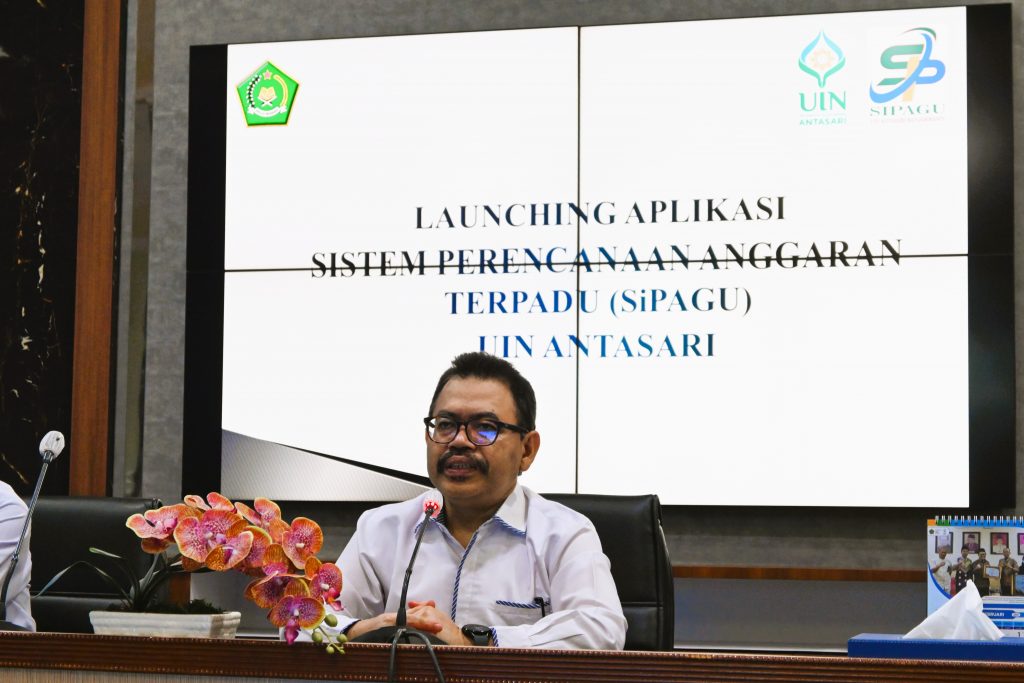 Rektor UIN Antasari Prof. Dr. H. Mujiburrahman, M.A. saat memberikan arahannya di acara peluncuran SiPAGU (Foto:Humas/Achmad Magfur)