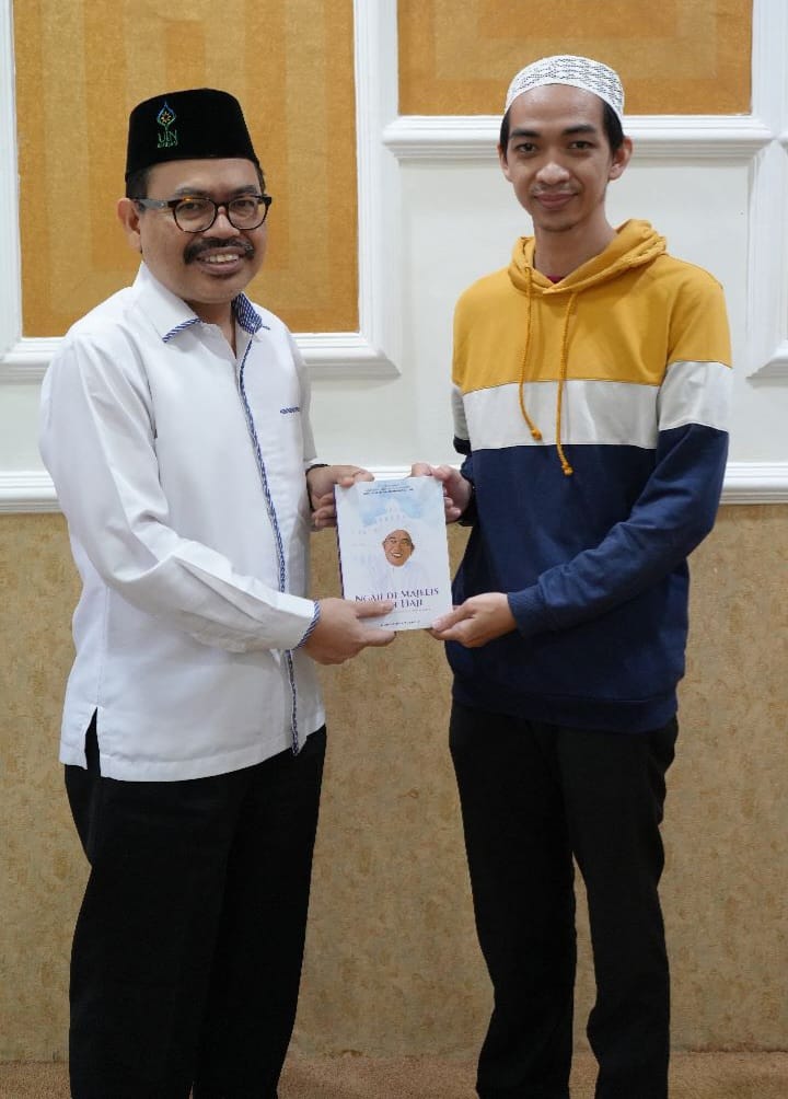 Rektor UIN Antasari Prof. Dr. H. Mujiburrahman, M.A. saat menerima buku karya Muhammad Bulkini.