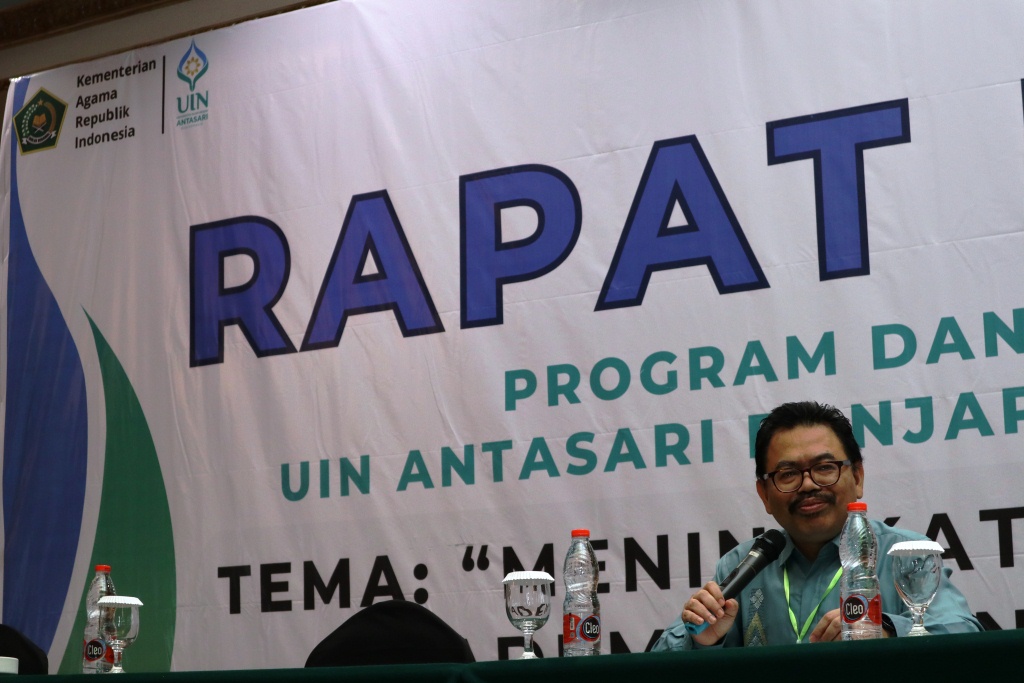 Rektor UIN Antasari Prof. Dr. H. Mujiburrahman, M.A. saat menjadi pemateri pertama di Raker 2024 (Foto Humas Achmad Magfur)