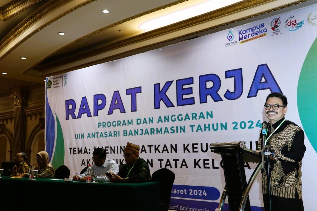 Rektor UIN Antasari Prof. Dr. H. Mujiburrahman, M.A. saat menutup Raker 2024 (Foto:Humas/Achmad Magfur)