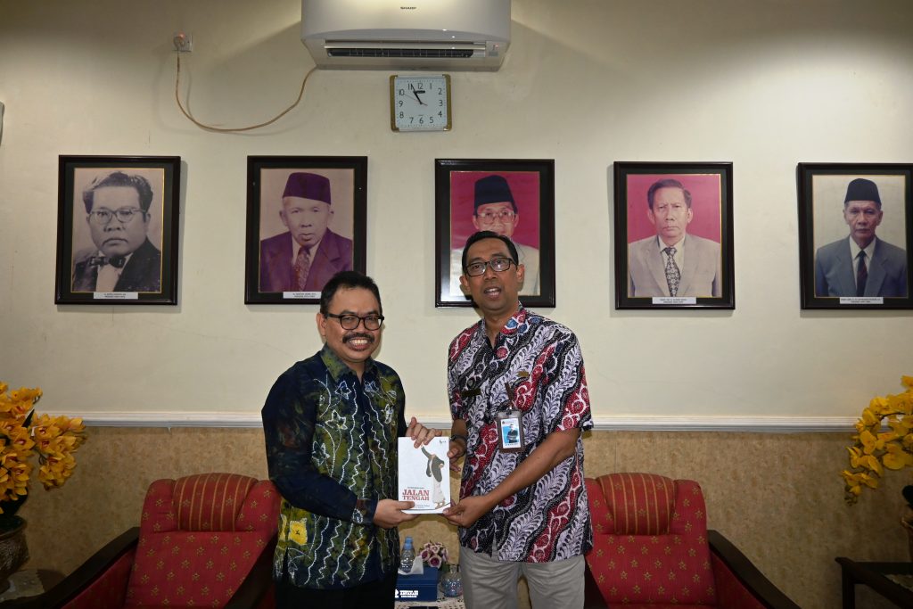 Rektor UIN Antasari saat memberikan hadiah buku karyanya kepada Kakanwil DJPb Kalsel (Foto:Humas/Achmad Magfur)